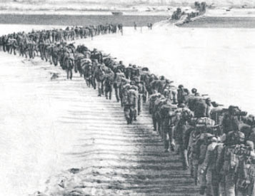 ▲ 압록강을 건너는 중국군의 모습. 중국은 1950년 10월 19일부터 압록강을 넘기 시작했다.