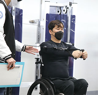 ▲ 지체장애인 재능나눔에 참가해 운동을 하고 있는 참가자의 모습