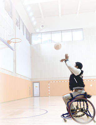 ▲ 휠체어 농구 전용 휠체어로 직접 농구 시범을 보여주는 진주연 교수