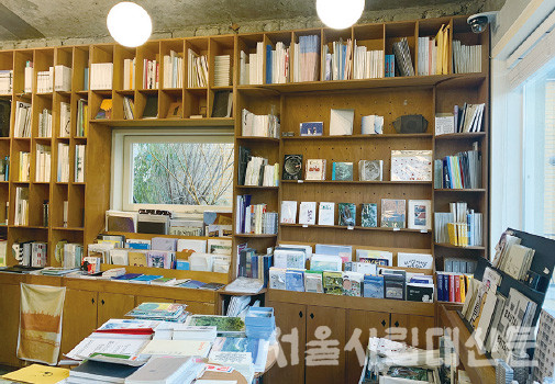 ▲ 연남동에 있는 독립서점 ‘유어마인드’. 아늑한 분위기 속 독립출판물과 아트북이 놓여있다.