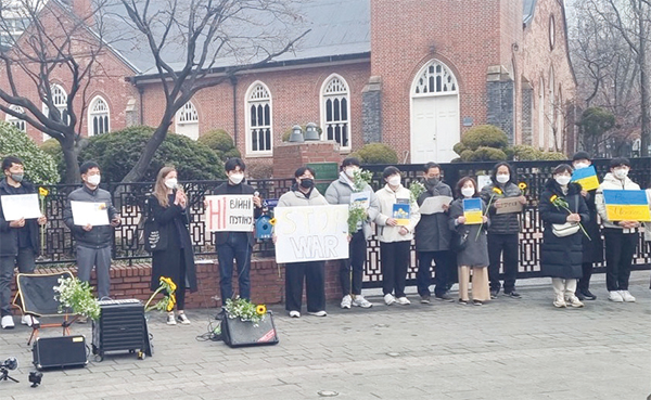 ▲ 주한 러시아대사관 인근 교회 앞에서 전쟁반대시위를 벌이는 시민들
