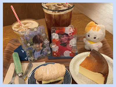 ▲ 포토카드, 아이돌 인형과 함께 찍은 음식 사진