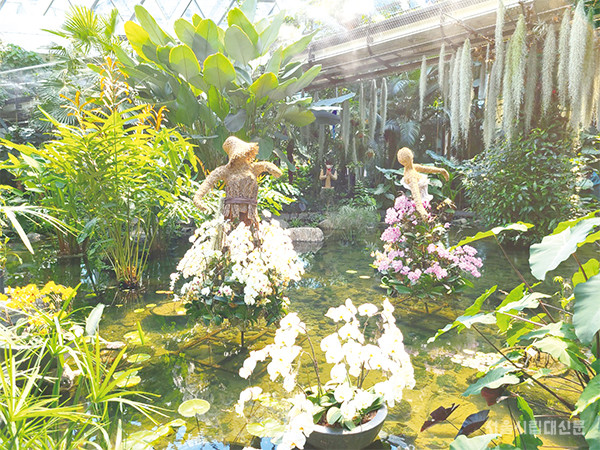 ▲ 서울식물원 온실에 있는 연못, 조형물이 꽃으로 꾸며져 있다.