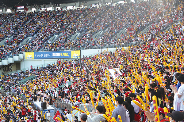 ▲ KIA 타이거즈 팬들이 팬덤의 상징과 같은 노란색 막대풍선을 들고 팀을 응원하고 있다.