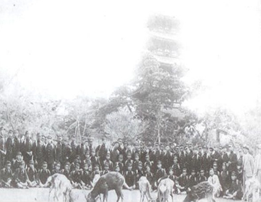 ▲ 1936년 일본 천황탑 앞에 모여있는 경농 학생들
