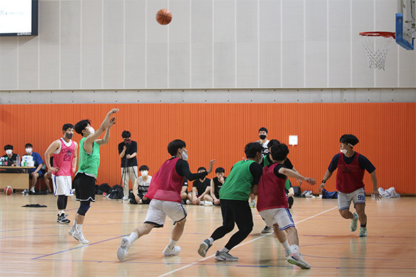 ▲ 100주년기념관 체육관에서 농구 결승전이 펼쳐지고 있다.