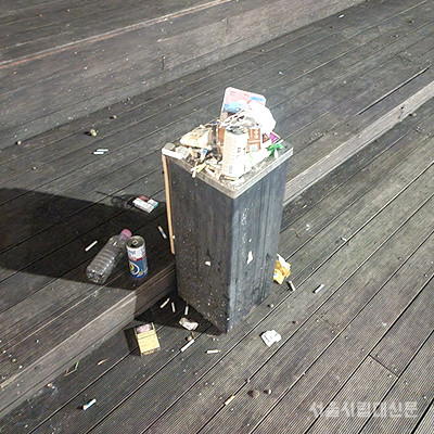 ▲ 쓰레기가 가득한 법학관 1층 흡연구역의 재떨이