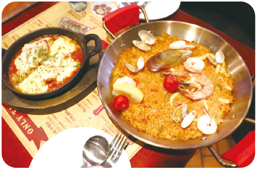 스페인 요리 전문점 타파스바의 ‘해산물 토마토 빠에야’와 ‘꿀 치즈 대구구이’