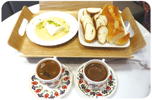 튀르키예 전통 카페 알페도의 다과 ‘카이막’과 ‘터키시 커피’
