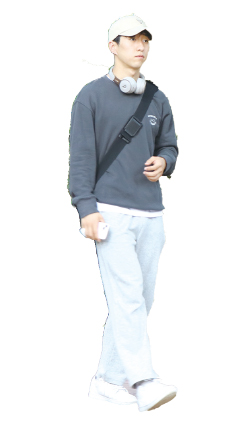 ▲ 운동하러 웰니스 센터를 가고 있던 권용준(스과 21) 씨 / 무채색 코디에 포인트를 주는 모자