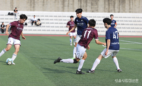 ▲ 우리대학과 경희대가 치열한 축구 경기를 펼치고 있다.