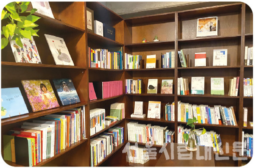 뭐든지 아트하우스의 뭐든지 책방에는 동화책을 비롯한 다양한 책이 있다.