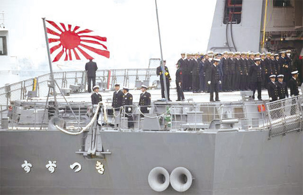 ▲ 일본 자위함에 달린 자위함기의 모습
