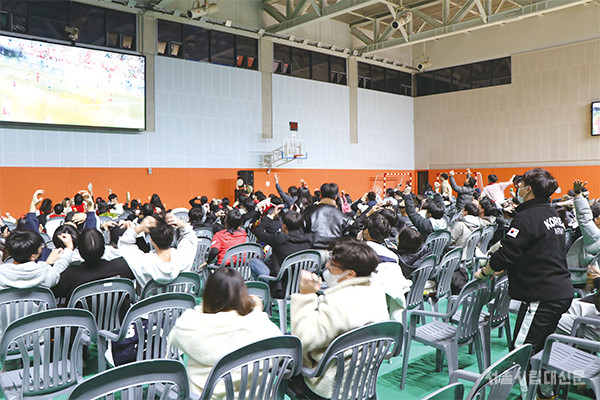 ▲ 100주년기념관 체육관에서 응원하마에 참여한 학우들이 열정적으로 응원하고 있다.