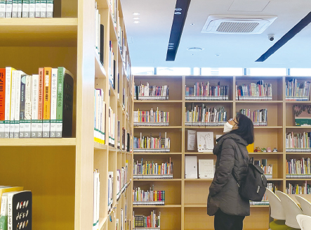 용두어울림작은도서관에서 책을 즐기는 시민들