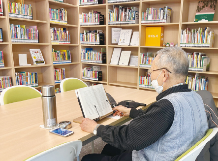 용두어울림작은도서관에서 책을 즐기는 시민들