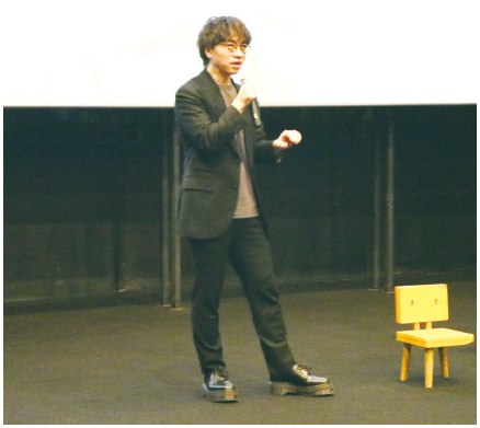 신카이 마코토 감독이 관객들의 질문에 대답하고 있다.