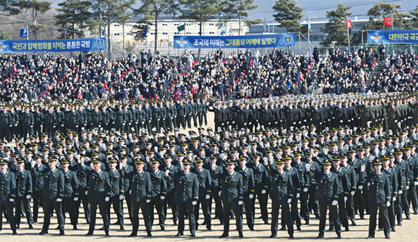 ▲ 합동임관식을 치르는 ROTC 후보생 (출처: 연합뉴스)
