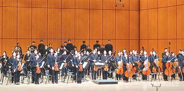 ▲ 공연을 마친 오케스트라 단원들이 청중에게 인사하고 있다.